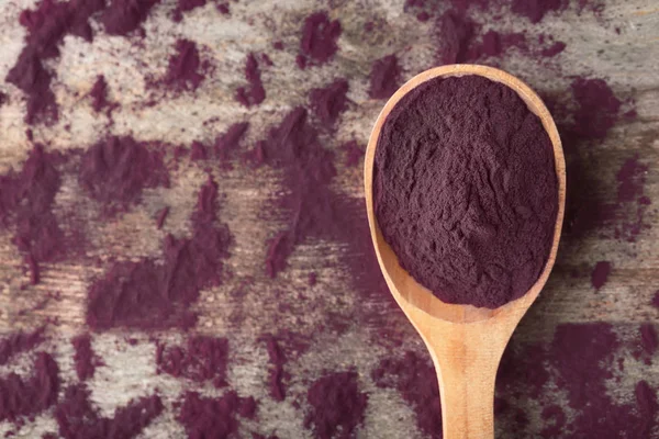 Colher com pó de açaí na mesa — Fotografia de Stock