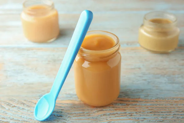 Pots de savoureux aliments pour bébés sur la table — Photo