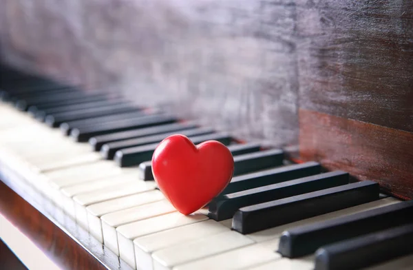 Coração vermelho em teclas de piano, close-up — Fotografia de Stock