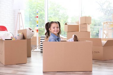 Yeni evde kutusu hareketli sevimli küçük kız