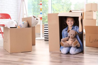 Yeni evde kutusu hareketli sevimli küçük kız