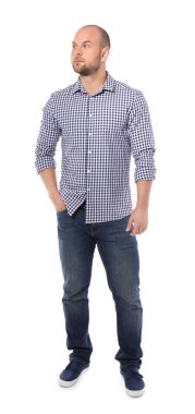 Beyaz arka plandaki genç adam.