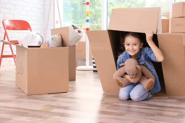 Menina Bonito Caixa Movimento Nova Casa — Fotografia de Stock