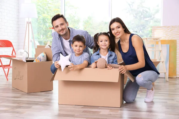 Familia feliz en la habitación en el nuevo hogar — Foto de Stock