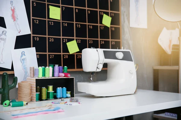 Máquina de coser y accesorios de sastrería — Foto de Stock