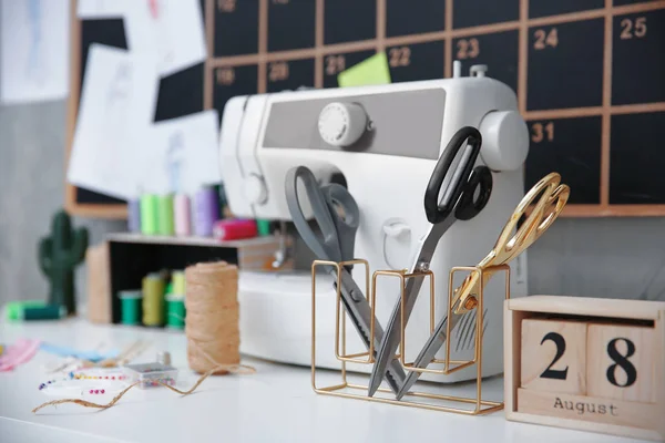 Máquina de coser y accesorios de sastrería — Foto de Stock