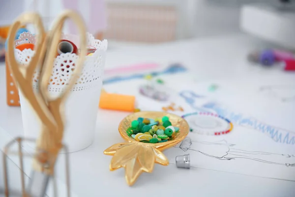 Verschiedene Nähaccessoires auf dem Tisch in der Schneiderei — Stockfoto