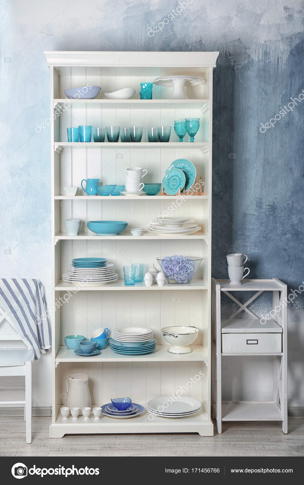 Soporte de almacenamiento con vajilla — Foto de stock © belchonock