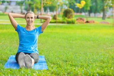 Sportif kadın parkta egzersiz yaparak