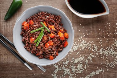 Plaka ile kırmızı pirinç ve sebze ahşap tablo