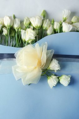 Açık arkaplanda güzel çiçekli kompozisyon