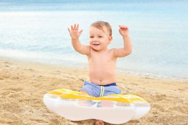 Şirin küçük çocuk.