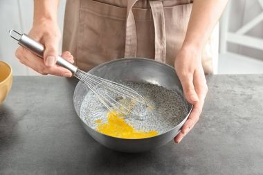 Kadın mutfakta Chia tohum puding yapma