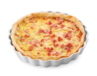 Beyaz arka plan üzerinde pişirme çanağı içinde sosis ile lezzetli güveç