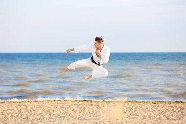 Pratik karate açık havada genç adam