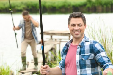 Rıhtımda iki balıkçı