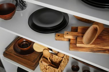 Beyaz depolama standı dishware ve mutfak ile mutfak eşyaları kapalı