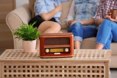 Retro radyo ve arka plan üzerinde genç kadınlar