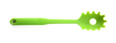 Beyaz arka plan üzerinde plastik makarna çatalı