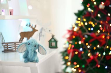 Küçük fil oyuncak evde rafta