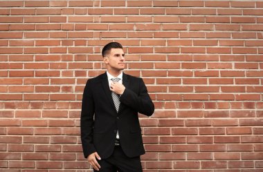 Takım elbiseli çekici adam