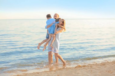 Tatil köyünde mutlu bir aile.