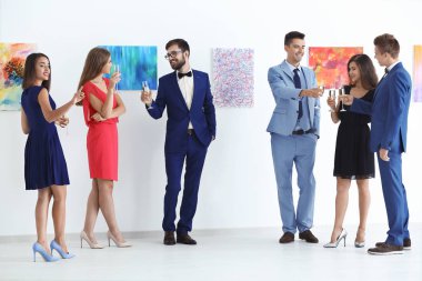 Bir grup insan sanat galerisi sergi formal giyim