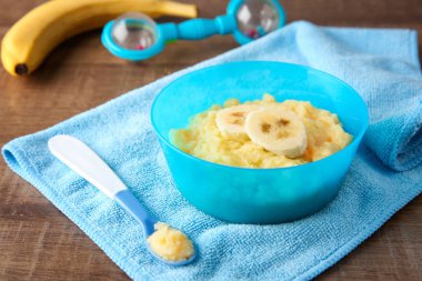 Bebek için yulaf lapası ile kase 