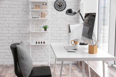 Modern bilgisayar ile rahat çalışma alanı 