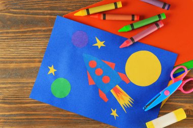 Güzel çocuğun aplike ahşap arka plan üzerinde