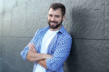 Sıradan giyinmiş yakışıklı bir adam. 