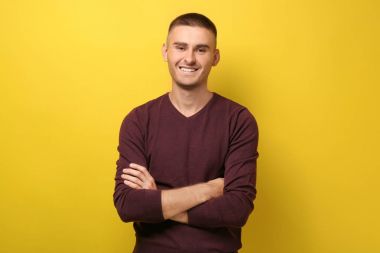 Yakışıklı delikanlı renk arka plan