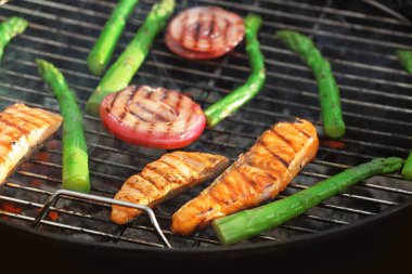 Lezzetli Somon dilimleri ile barbekü ızgara, sebze yakın çekim