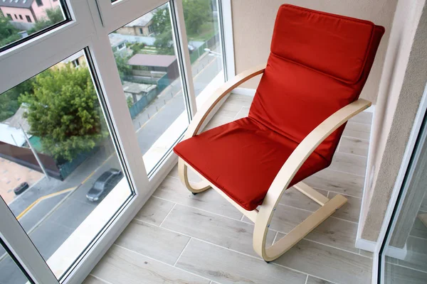 モダンなアパートメントのバルコニーで赤い肘掛け椅子 — ストック写真