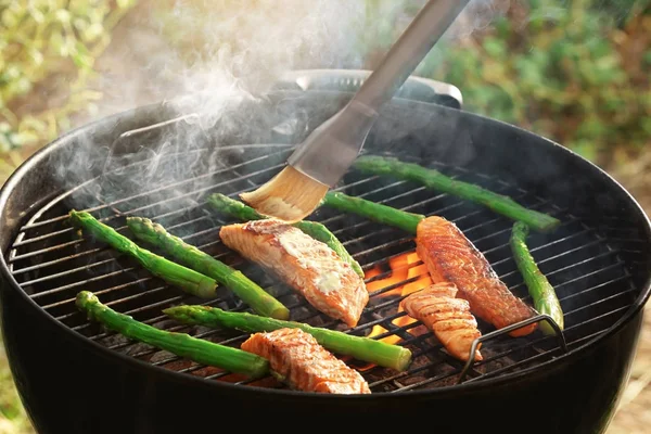 Vaření chutné lososa plátky se zeleninou na barbecue gril venku — Stock fotografie