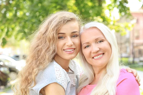 Jonge vrouw en haar moeder samen in park — Stockfoto