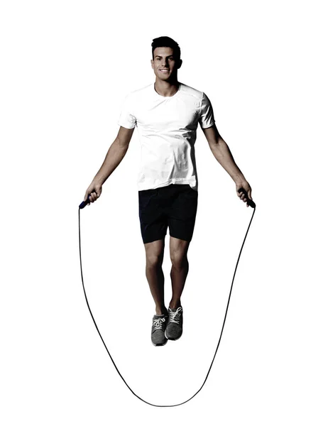Beyaz arka plan üzerinde ip atlama ile genç adam — Stok fotoğraf