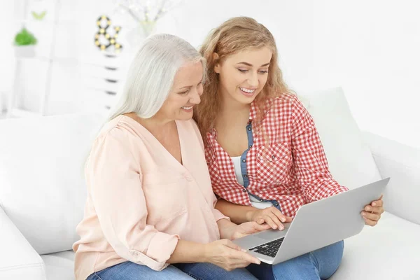 젊은 여자와 그녀의 어머니 집에서 노트북으로 — 스톡 사진