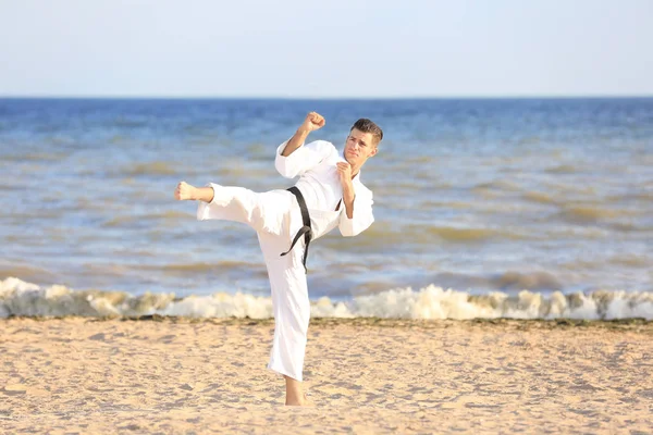 Giovane uomo che pratica karate all'aperto — Foto Stock