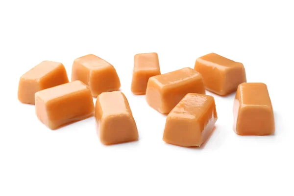 Bonbons au caramel sucré sur fond blanc — Photo