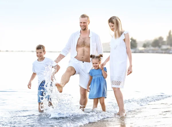 Glückliche Familie am Strand des Resorts — Stockfoto