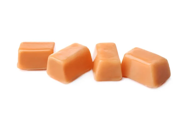 Sladké karamelové bonbóny na bílém pozadí — Stock fotografie