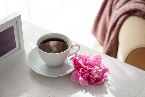 Šálek kávy a Pivoňka květ — Stock fotografie