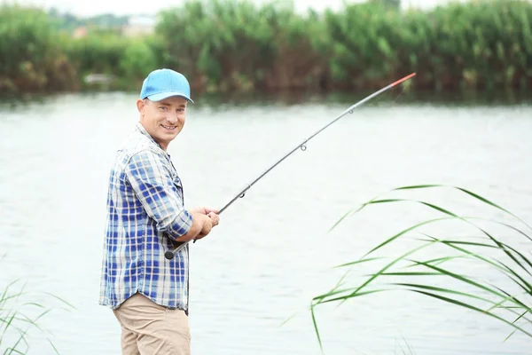 川沿い釣り男 — ストック写真