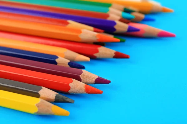 Mavi arkaplanda renkli kalemler — Stok fotoğraf