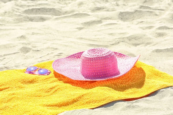 Gelbes Strandtuch und Sommer-Accessoires auf Sand — Stockfoto