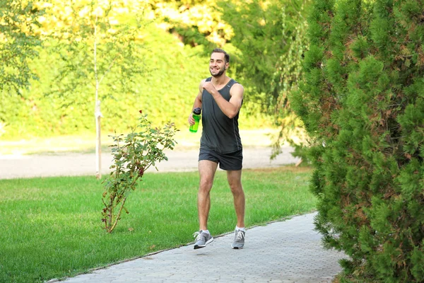 公園を走っている若い男が — ストック写真