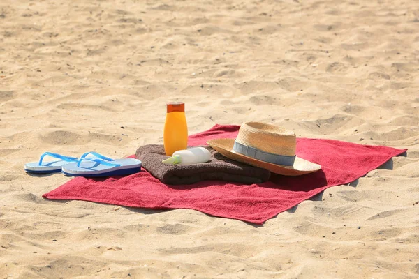 Composição de verão com toalha de praia vermelha na areia — Fotografia de Stock