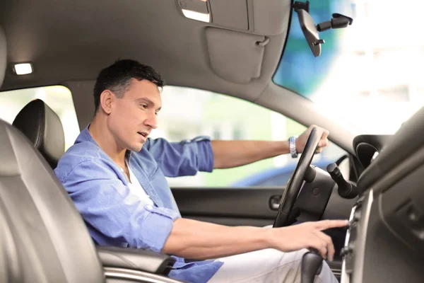 Bonito homem dirigindo um carro — Fotografia de Stock