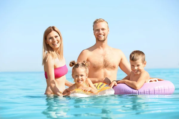 Felice famiglia che riposa in località balneare — Foto Stock